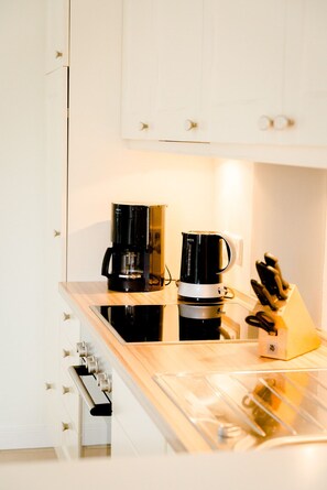 Kjøleskap, ovn, kokeplater og oppvaskmaskin