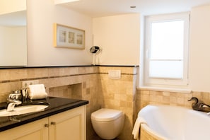 Dusche, Haartrockner, Seife, Toilettenpapier