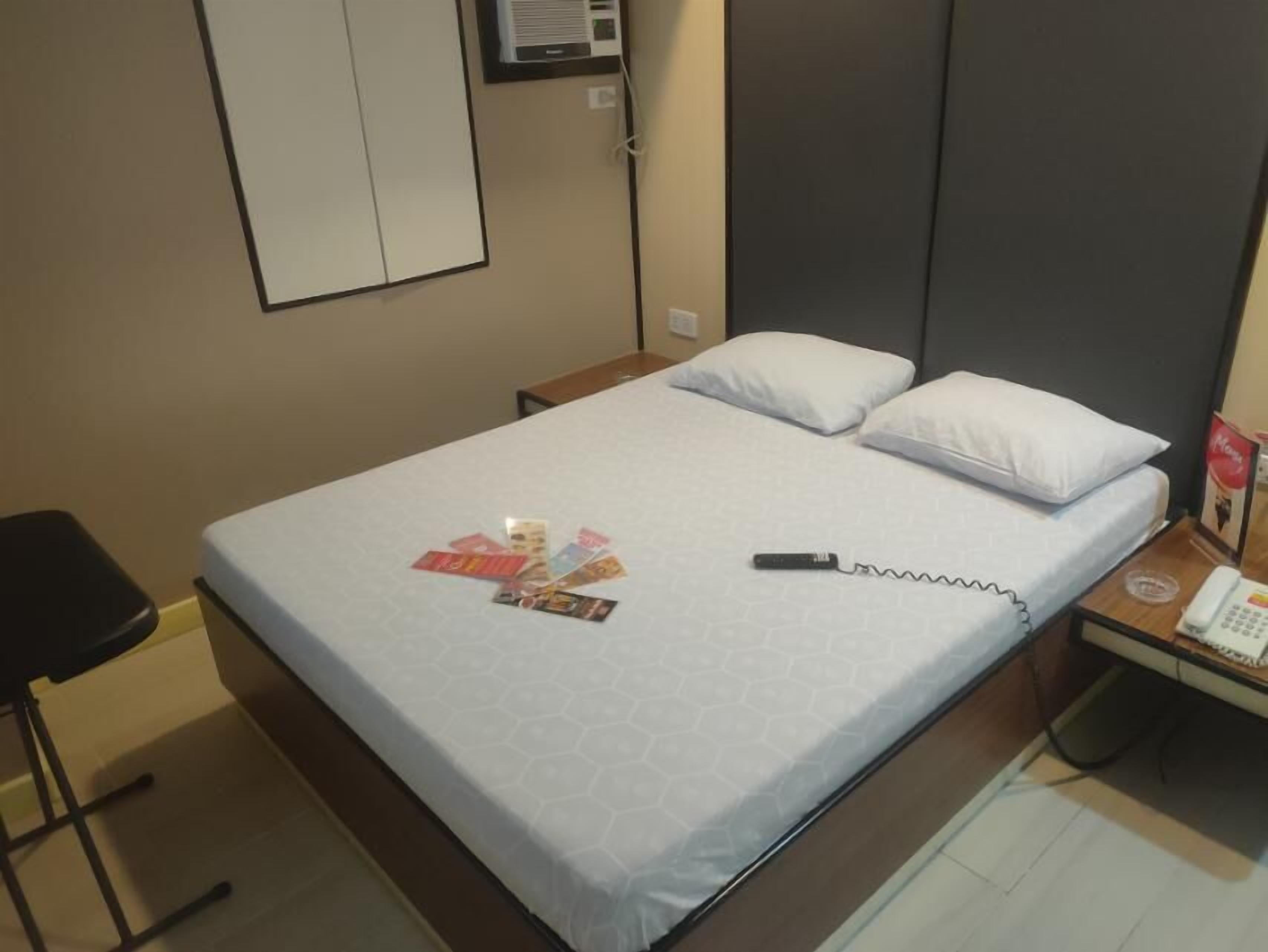 deluxe room | free wifi, bed sheets