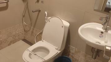 Executive Room | Bathroom | Shower, rainfall showerhead, free toiletries, soap