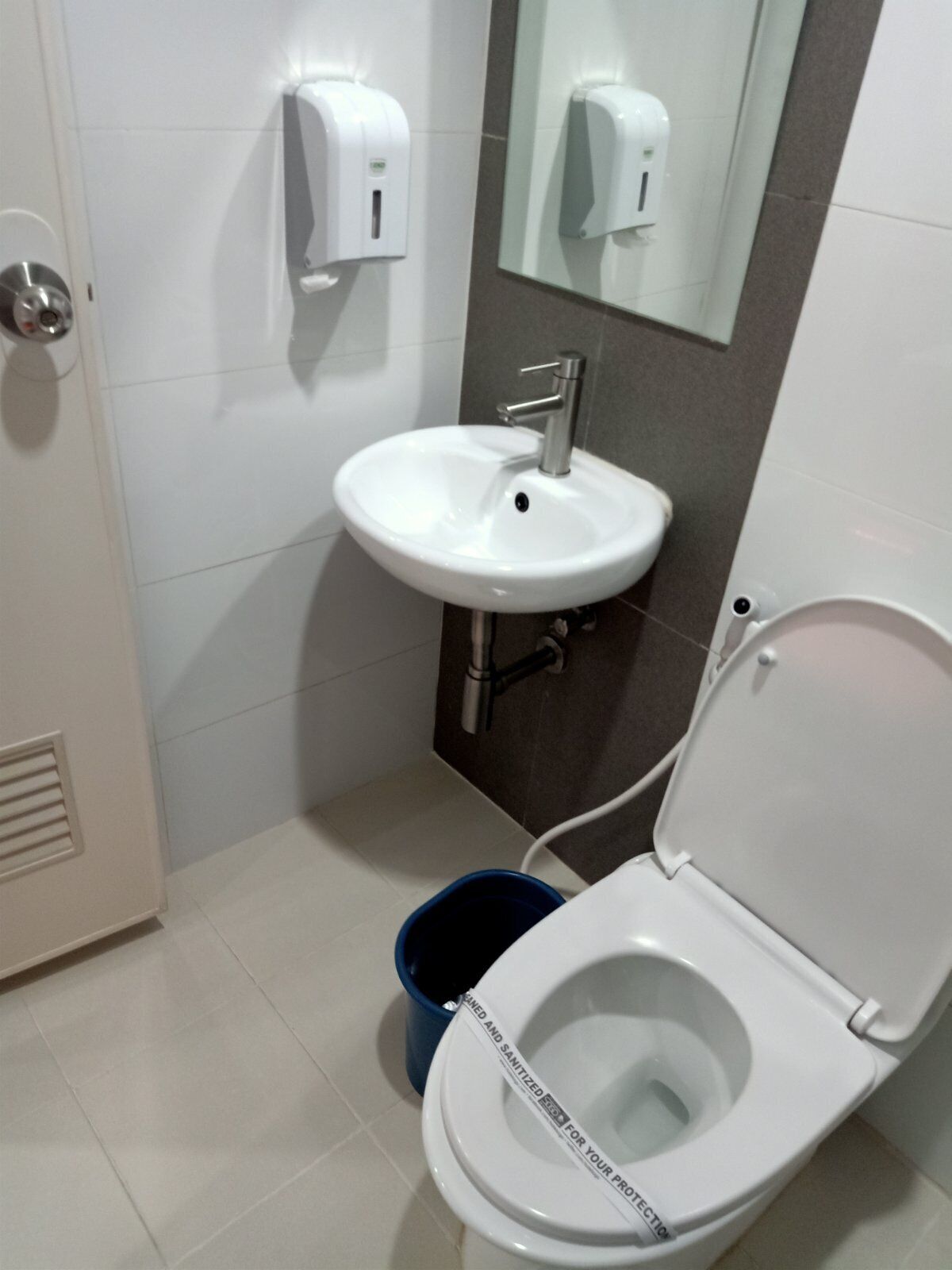 Shower, rainfall showerhead, free toiletries, soap