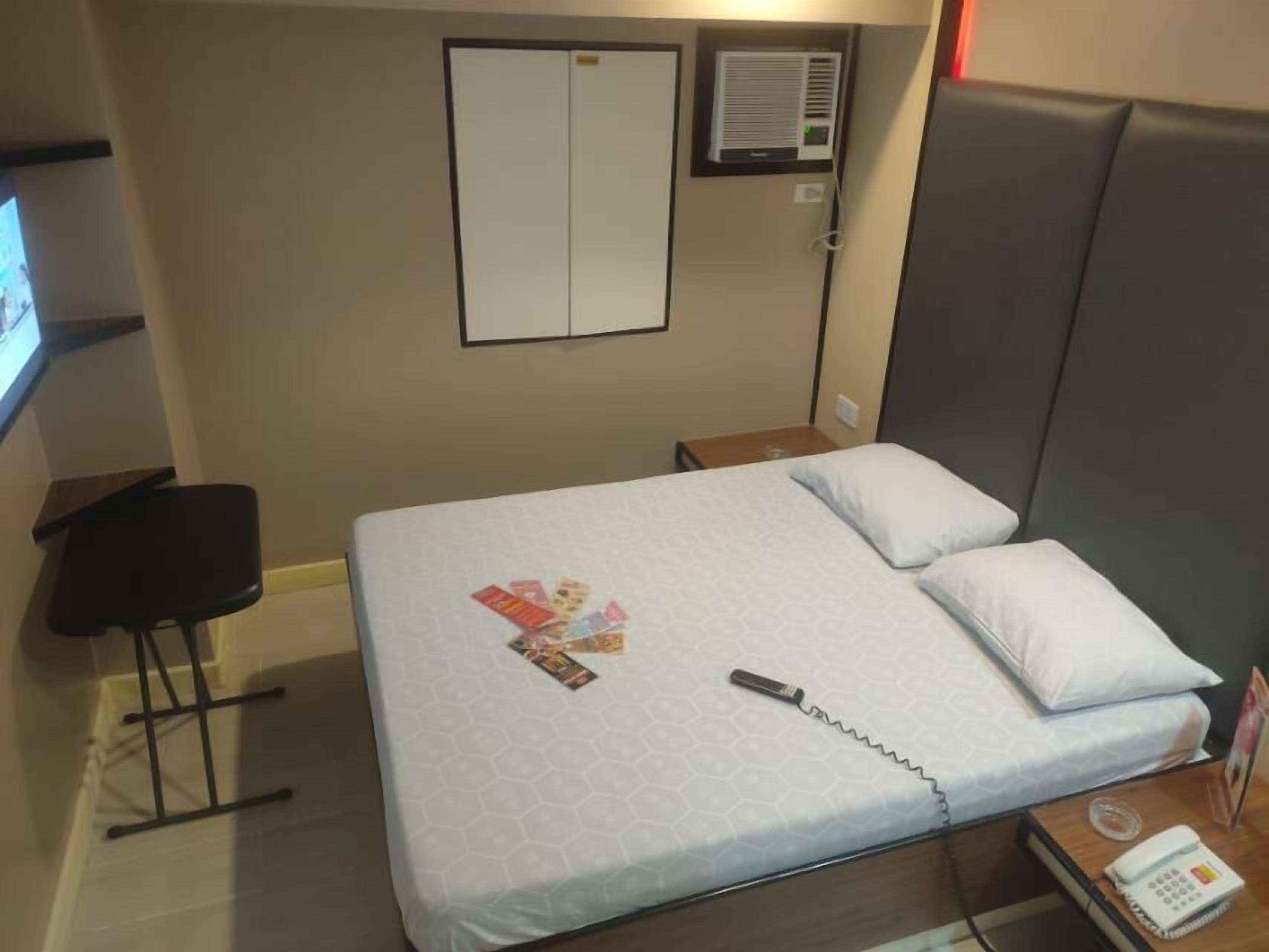 deluxe room | free wifi, bed sheets