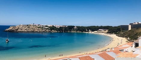 Plage à proximité, chaises longues
