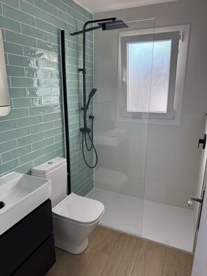 淋浴設備、風筒、坐浴桶、提供毛巾