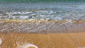 Vlak bij het strand, ligstoelen