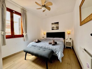 3 bedrooms, in-room safe, iron/ironing board, travel cot - Beautiful bungalow near beach and amenities with 3 bedrooms & large pool (Arenal d'en Castell)