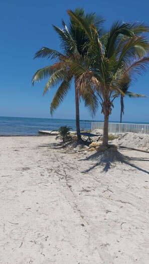 En la playa, camastros y toallas de playa 