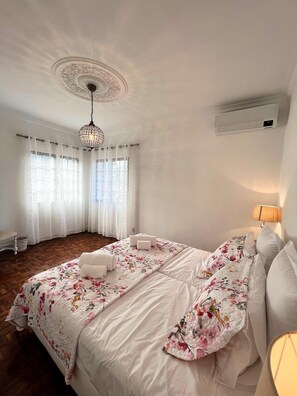 5 chambres, coffres-forts dans les chambres, bureau