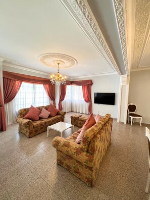 TV connectée, cheminée, lecteur de DVD, table de tennis de table