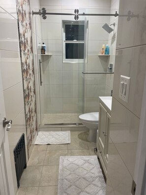 تجهيزات دش، مناشف، صابون، شامبو