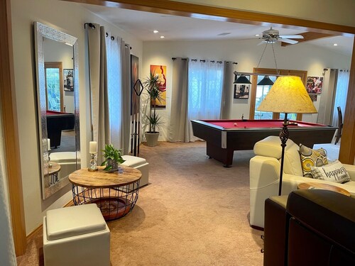 Cheerful Single Story 3-bedroom home w pool table