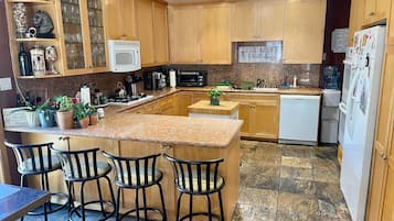 Kylskåp, mikrovågsugn, ugn och spishäll