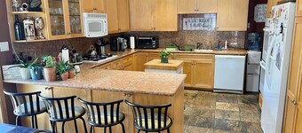 Cheerful Single Story 3-bedroom home w pool table