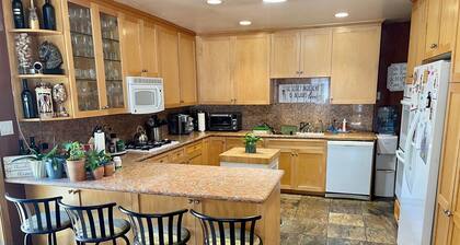 Cheerful Single Story 3-bedroom home w pool table