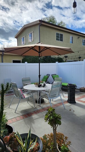 Outdoor dining - Cheerful Single Story 3-bedroom home w pool table (Santa Clarita)