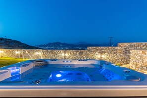 Outdoor spa tub - Aurora Villa II with private Jacuzzi - Naxos (Agios Prokopios)
