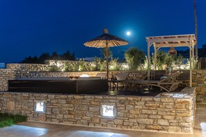 Outdoor spa tub - Aurora Villa II with private Jacuzzi - Naxos (Agios Prokopios)