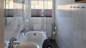 Secador de cabelo, toalhas de banho, sabonete, papel higiĂȘnico