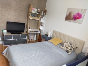 3 Schlafzimmer, Zimmersafe, Schreibtisch, Bügeleisen/Bügelbrett