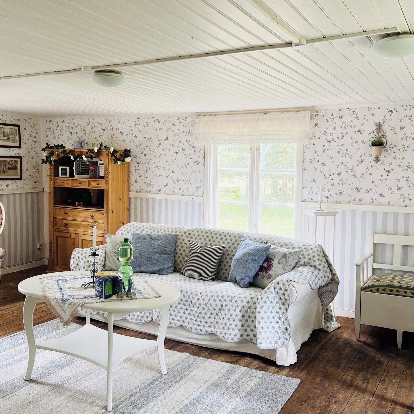 TV, fireplace, DVD player, books