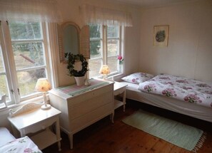 3 bedrooms, travel cot, free WiFi, bed sheets