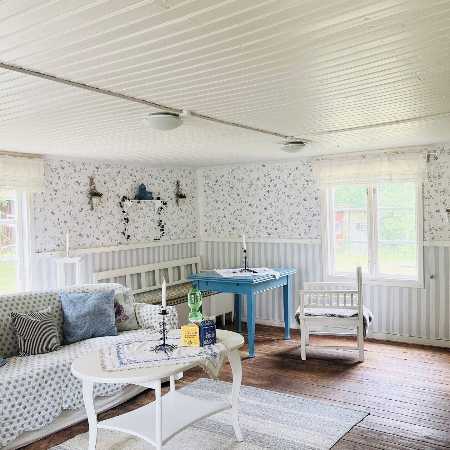 TV, fireplace, DVD player, books