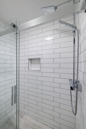 Doccia, vasca idromassaggio, bidet, asciugamani