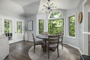 Dining - Private Treetop Escape (Shelbyville)