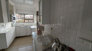 Een koelkast, een magnetron, een waterkoker, een broodrooster
