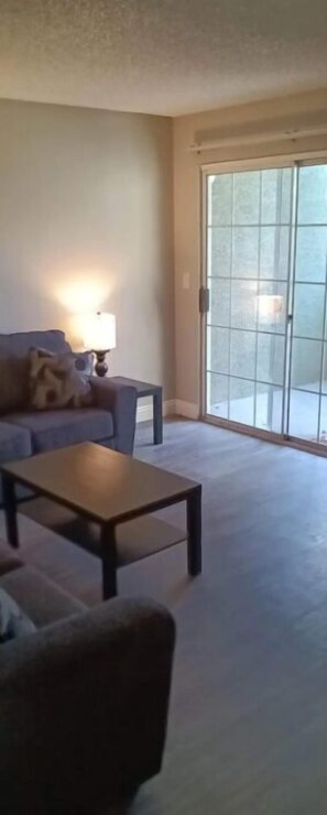Living area - Cozy Condo near Golf Course and Strip (Henderson)