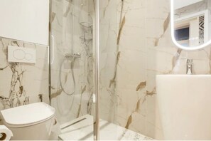 Douche, sèche-cheveux, serviettes fournies, savon