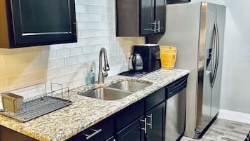 KĂŒhlschrank, Mikrowelle, Ofen, Herdplatte