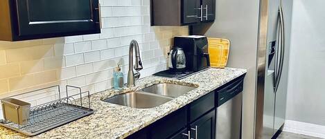 Frigorifero, microonde, forno, piano cottura