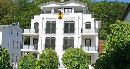 Best location in Sellin, only 100 meters to the beach, beautiful south-facing balcony