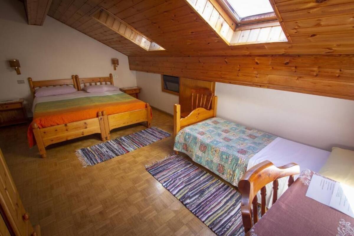 Habitación triple básica | Edredón, cuna de viaje y wifi gratis