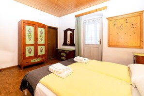 Habitación básica con 1 cama matrimonial o 2 individuales | Edredón, cuna de viaje y wifi gratis