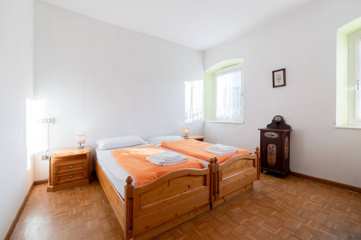 Habitación básica con 1 cama matrimonial o 2 individuales | Edredón, cuna de viaje y wifi gratis