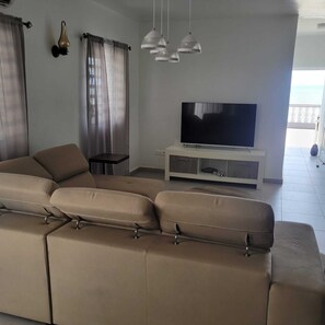 TV - Novels Villa is a family-friendly home with the Caribbean Sea as your backyard. (Grand-Case)