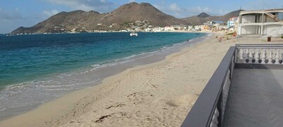 Novels Villa is a family-friendly home with the Caribbean Sea as your backyard.