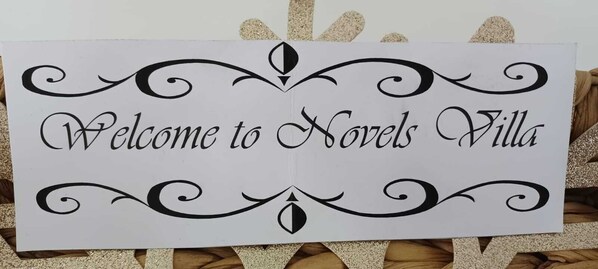 Señal de bienvenida para Novels Villa.