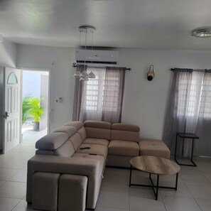 TV - Novels Villa is a family-friendly home with the Caribbean Sea as your backyard. (Grand-Case)