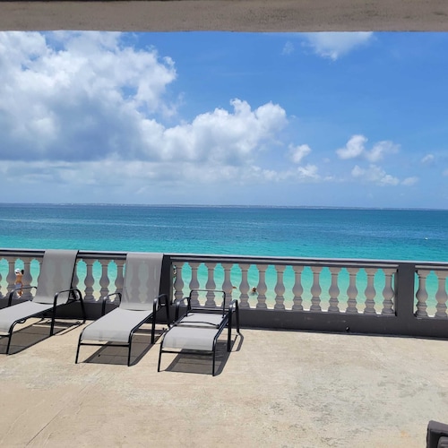 Novels Villa is a family-friendly home with the Caribbean Sea as your backyard.