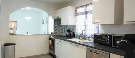Una cocina moderna equipada con lavavajillas, horno y microondas.