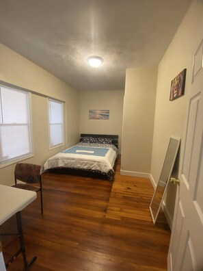 4 bedrooms, WiFi, bed sheets - 🌟Spacious + Backyard🌟50ft to Atwells & Downtown!🍝🎇 (Providence)