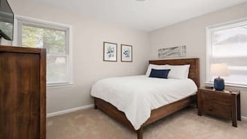 3 bedrooms, desk, iron/ironing board, travel cot