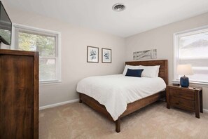 3 Schlafzimmer, Schreibtisch, Bügeleisen/Bügelbrett, Reisekinderbett