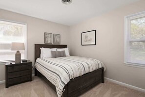 3 chambres, bureau, fer et planche à repasser, lit de bébé portatif