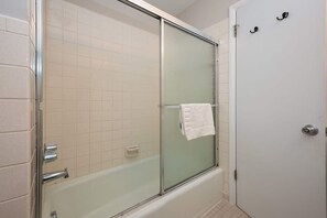 Dusche, umweltfreundliche Kosmetikartikel, Haartrockner, Handtücher