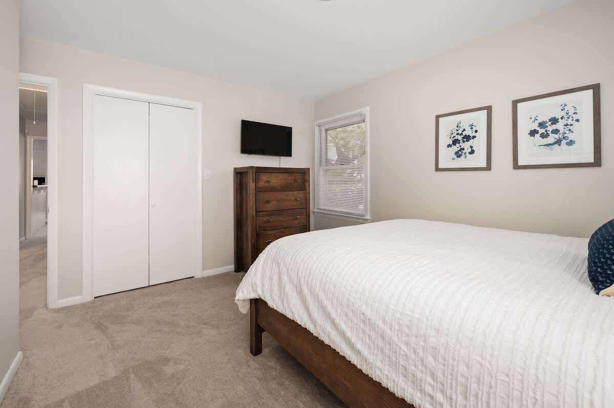 3 bedrooms, desk, iron/ironing board, travel cot