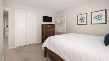 3 soverom, skrivebord, strykejern/-brett og reiseseng for barn